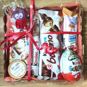 Cajita Kinder de Navidad con chocolates y lazo rojo - Regalo dulce navideño de Arte Dulce