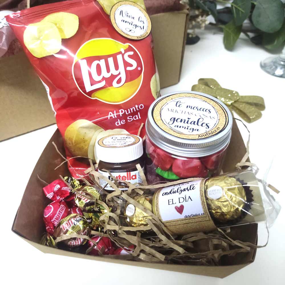 Cesta navideña dulce con snacks y chocolatinas en cajita kraft personalizada
