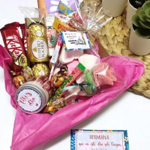 caja sorpresa de cumpleaños con bombones y golosinas personalizada