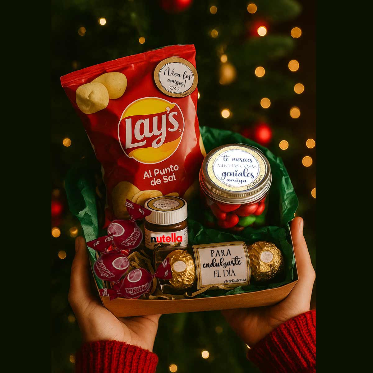 Cesta navideña dulce con snacks y chocolatinas en cajita kraft personalizada