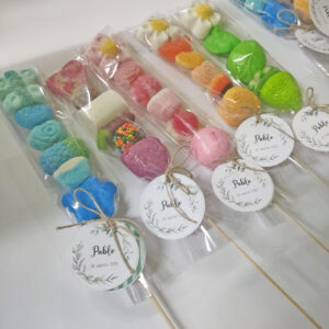 brochetas de chuches de colores para invitados