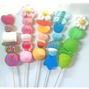 brochetas de chuches de colores para invitados