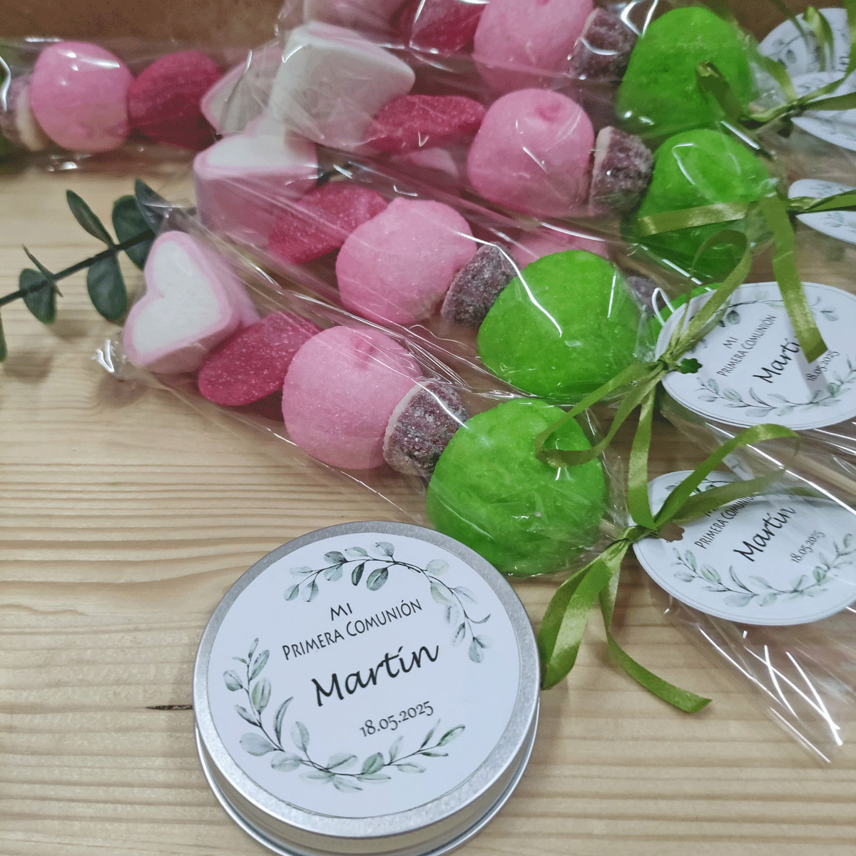 brochetas de golosinas rosas y verdes para invitados