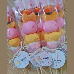 brochetas personalizadas de golosinas rositas para bautizo