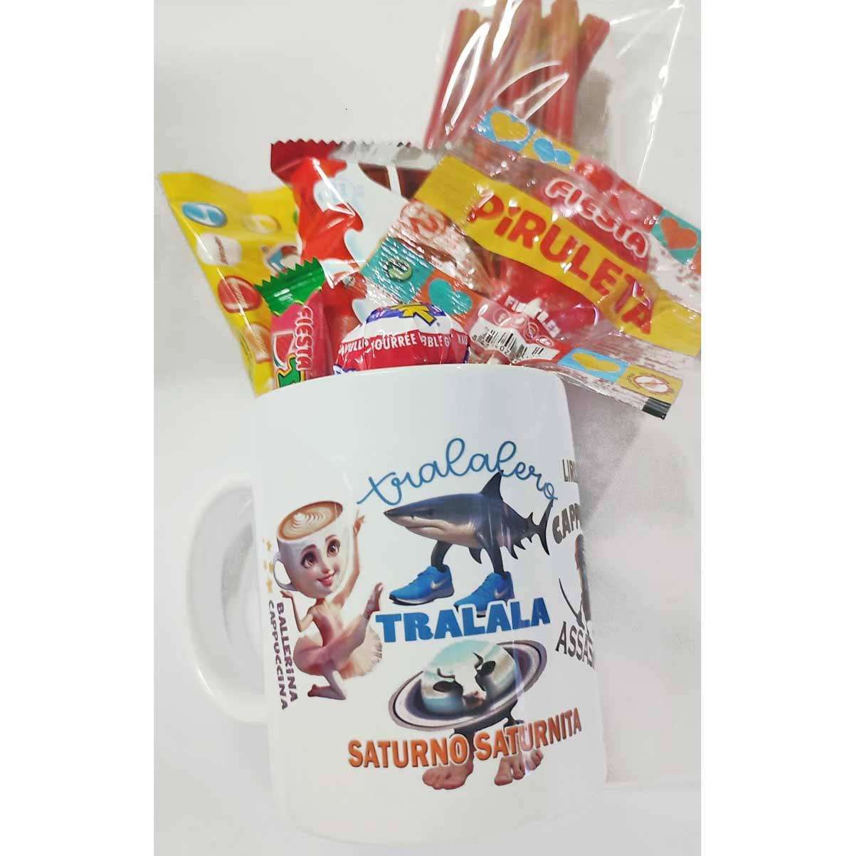 Taza Italian Brainrot rellena con dulces variados: Lacasitos, Kinder Bueno, Piruleta, Kojak y Tico Tico