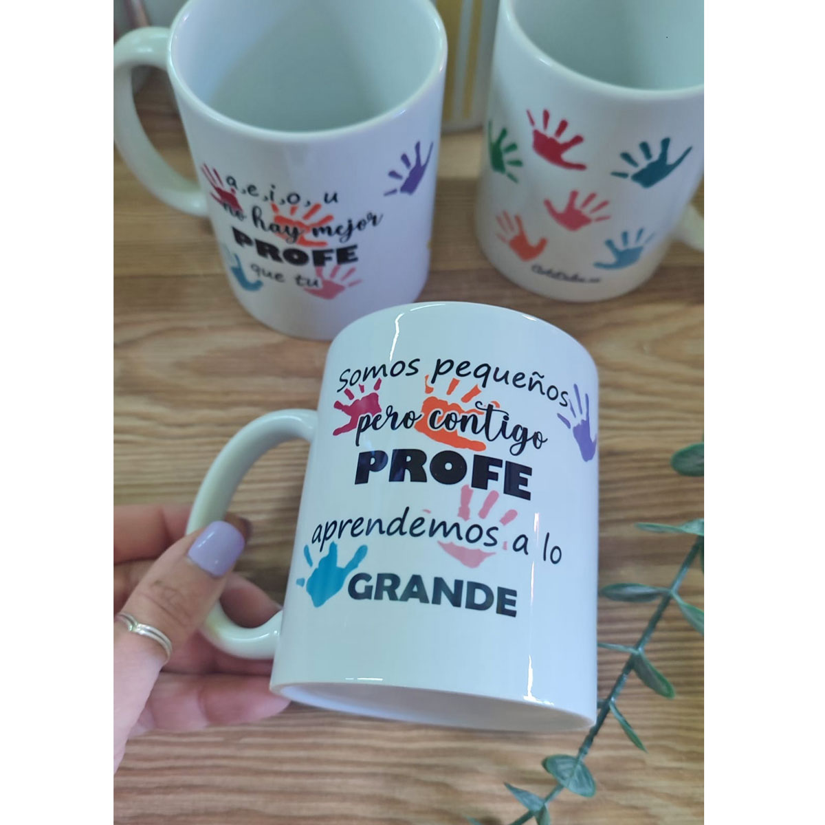 taza personalizada para profesor con huellas de colores