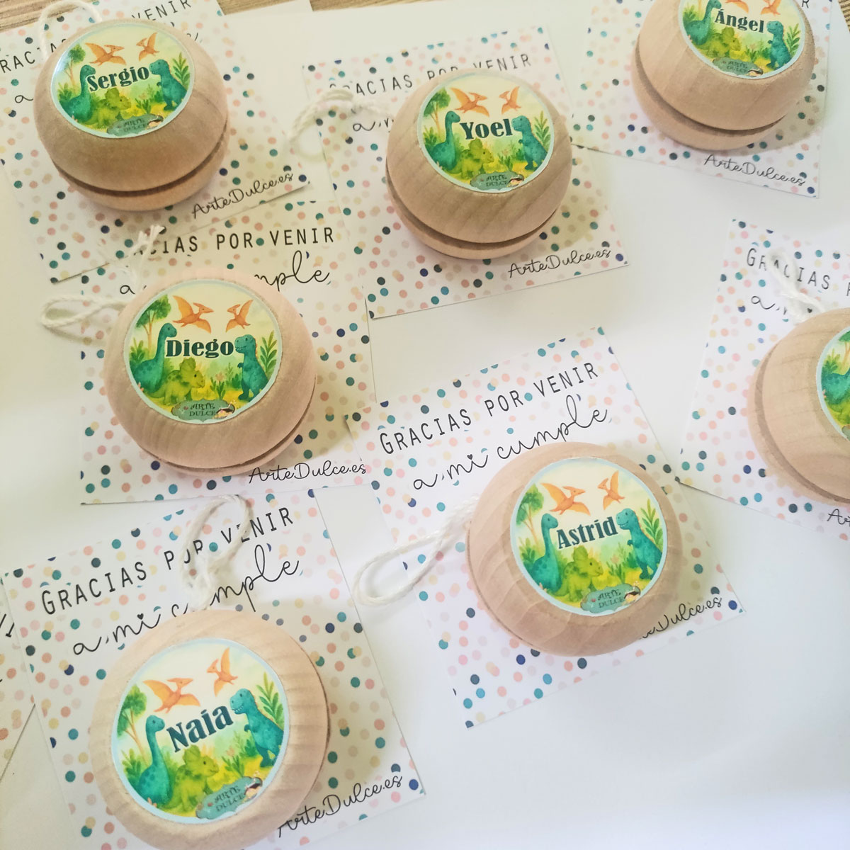 yoyó de madera personalizado dinosaurios yoyo de madera con nombre para comunión juguete de madera personalizado infantil detalle original comunión yoyó de madera