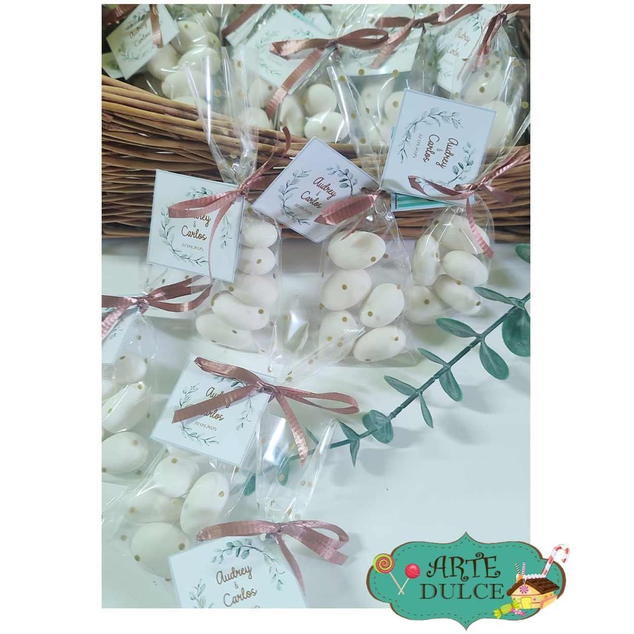 Peladillas de almendra blancas tradicionales en bolsitas personalizadas para eventos