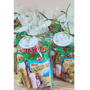 Bolsita de chuches personalizada para boda con Fresquito, gominolas y etiqueta con nombre de los novios y fecha del enlace