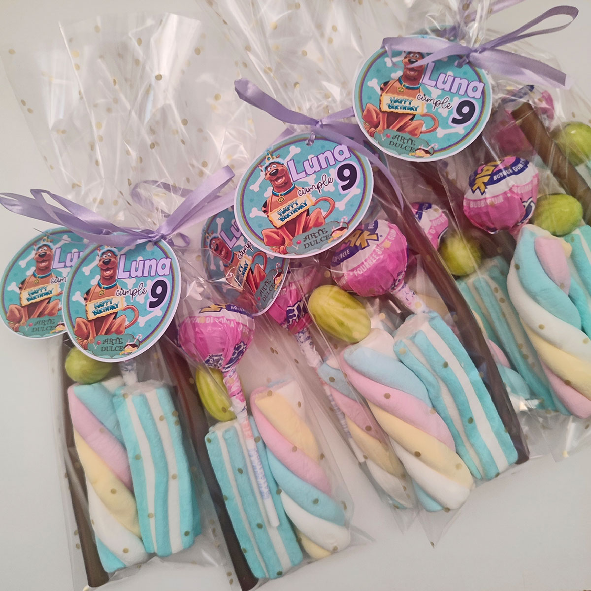 Bolsita de chuches personalizada para cumpleaños con nubes, chupo con chicle, chuche de melón y tronquito de cola, temática Scooby-Doo