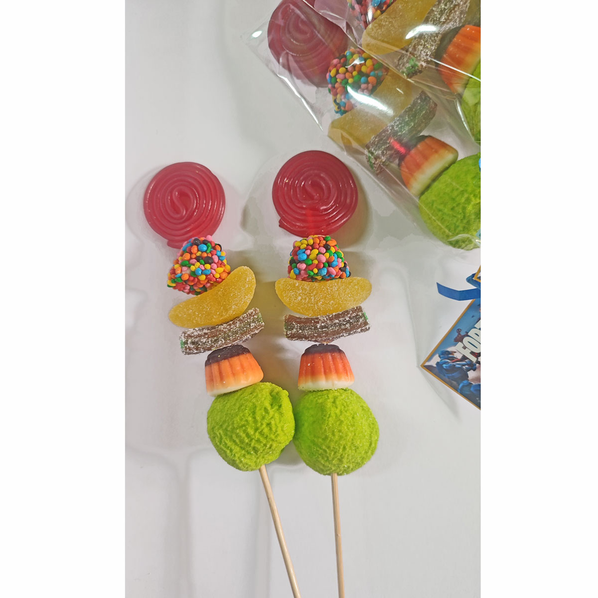 detalle de brocheta de chuches fortnite personalizada con nombre y diseño colorido