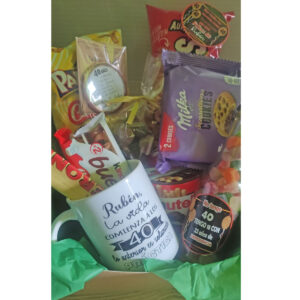 caja regalo personalizada de cumpleaños con taza con nombre, botellín de gominolas, chocolates y abridor imantado
