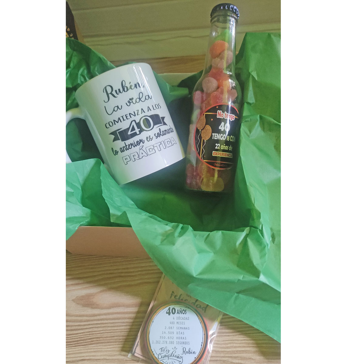 detalle de caja regalo personalizada de cumpleaños con taza y botella de chuches