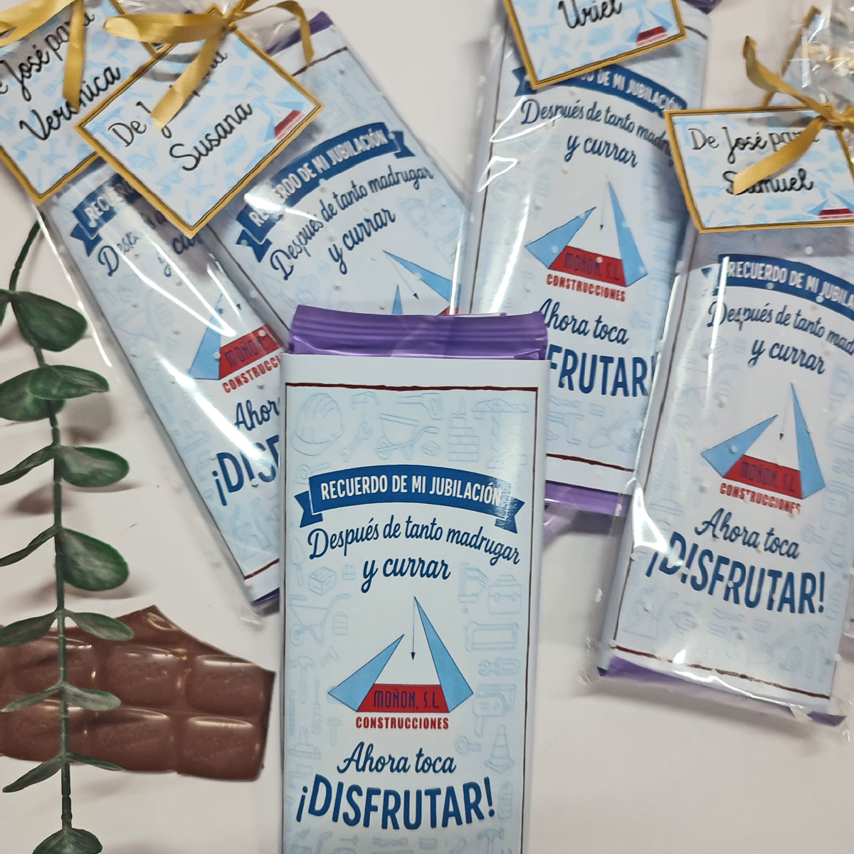 tableta de chocolate personalizada para jubilación con etiqueta dorada y mensaje de agradecimiento