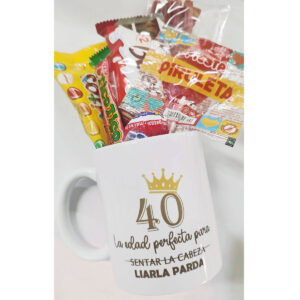 Taza 40 cumpleaños con mensaje divertido “La edad perfecta para liarla parda”, rellena de chuches variadas