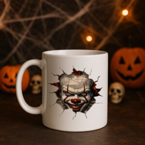 Taza Pennywise Halloween con fondo decorativo de calabazas y telarañas.