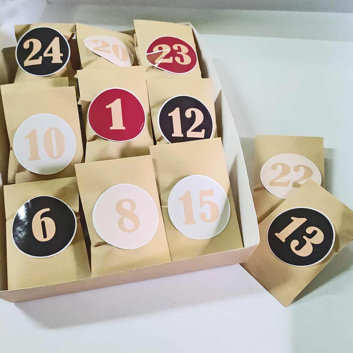 detalle interior calendario de adviento para adultos con sobres numerados