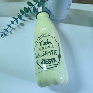 Botella personalizada “Madre con ganas de siesta” amarilla de acero inoxidable