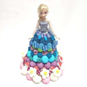 Muñeca Elsa con vestido de golosinas en tonos azules y morados