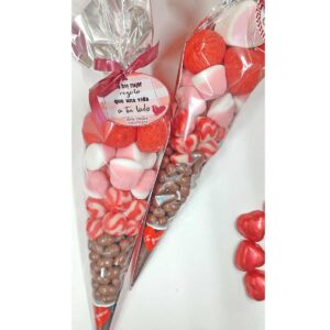 cono de golosinas romantico con chocolate dulce te quiero