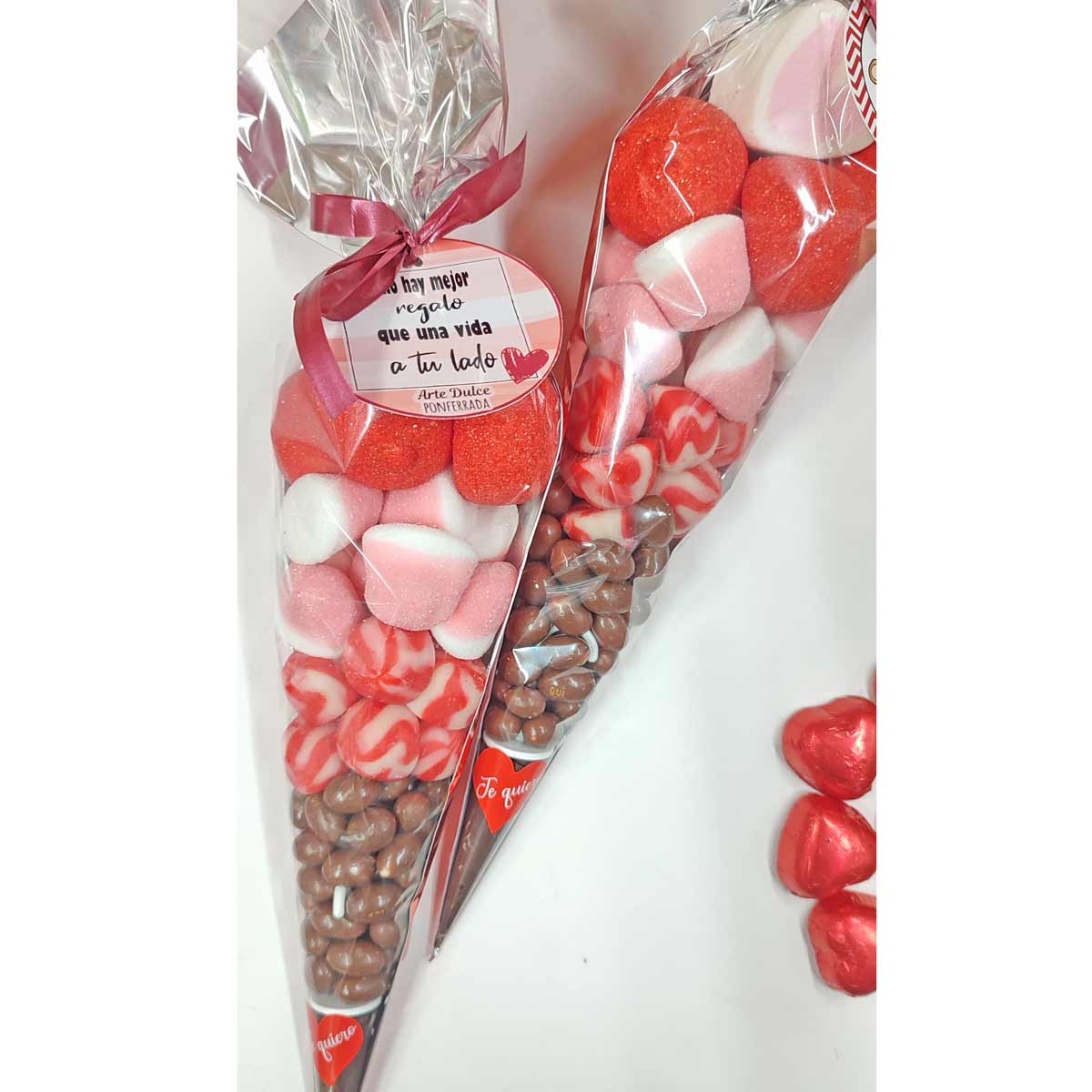 cono de golosinas romantico con chocolate dulce te quiero