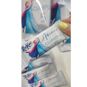 Mini KitKat personalizado con nombre, edad y temática Frozen para cumpleaños infantil.