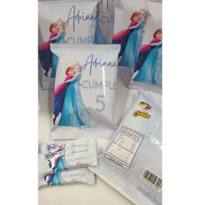 Paquete de snacks personalizado con nombre, edad y temática Frozen para cumpleaños infantil.