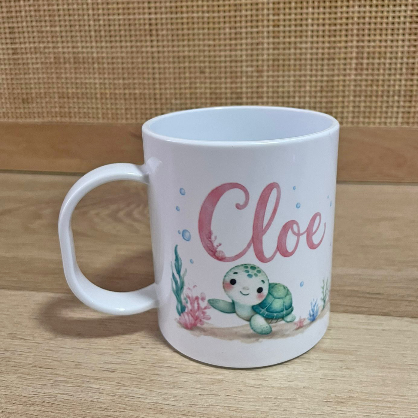 Taza infantil personalizada con nombre y diseño marino de tortuga.