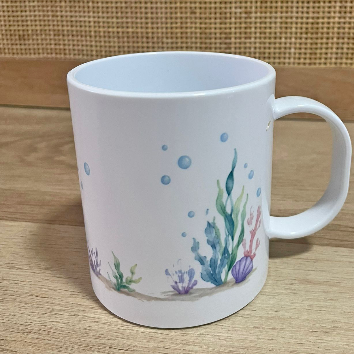 Taza infantil personalizada con nombre y diseño de fondo marino.