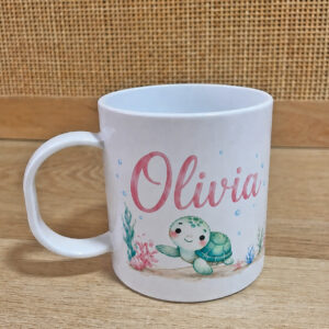 Taza personalizada para niños de plástico con tortuga marina y nombre.