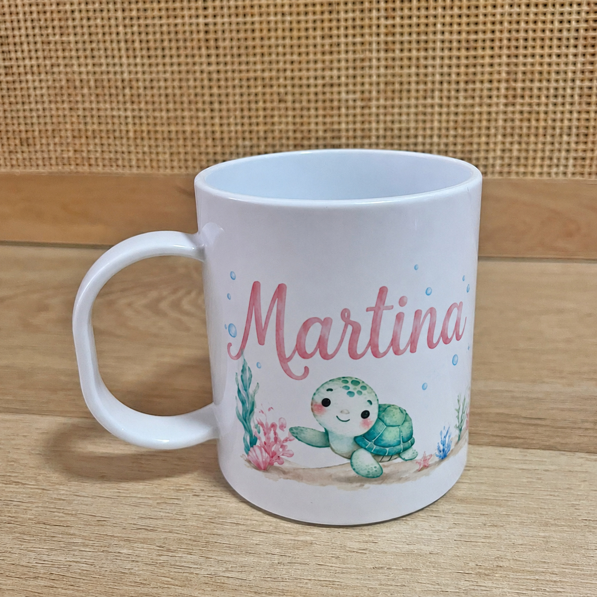 Taza infantil personalizada de plástico con diseño de tortuga marina y nombre personalizado.