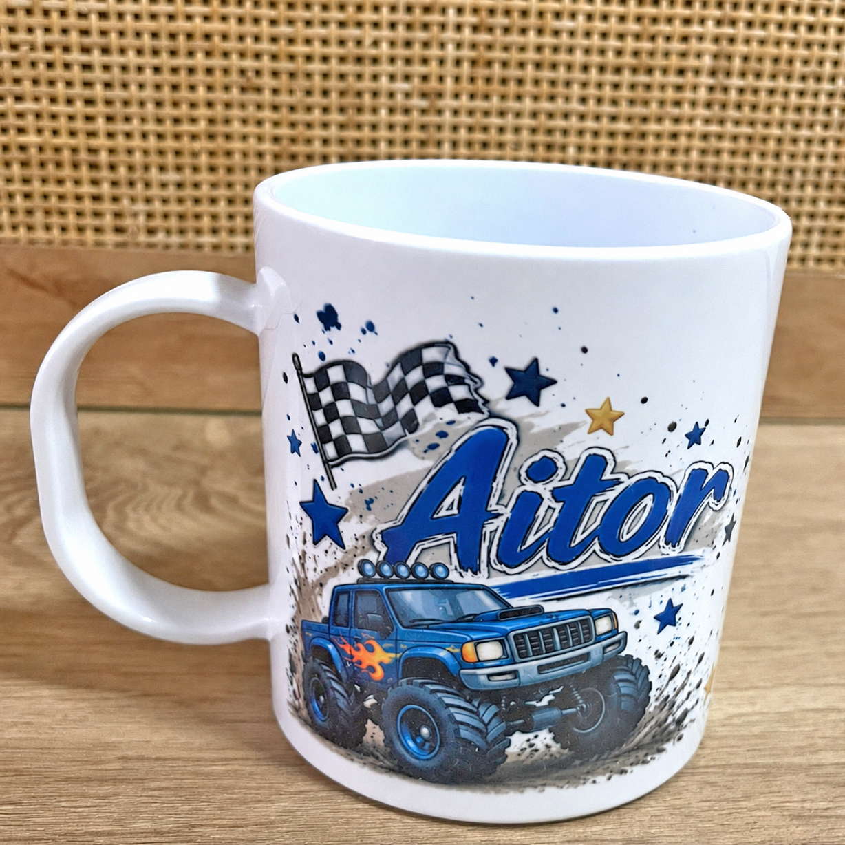 Taza personalizada para niños con coche Monster Truck y nombre.