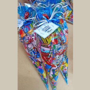 Bolsas de chuches personalizadas para Bautizo, rellenas de golosinas variadas y decoradas con una etiqueta personalizada con nombre, fecha y el mensaje “Los niños de este Bautizo molan”.